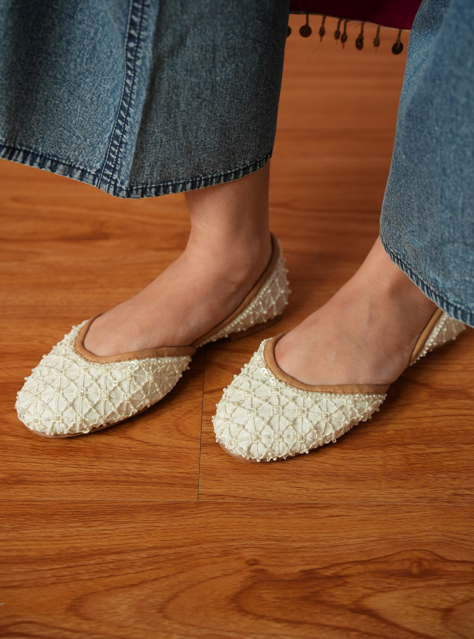Nutan White Vegan Jutti