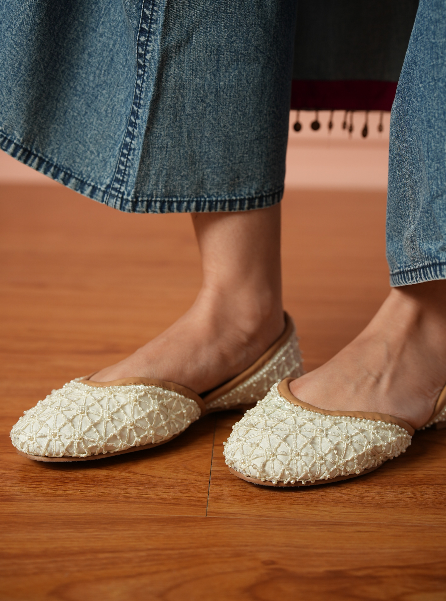 Nutan White Vegan Jutti