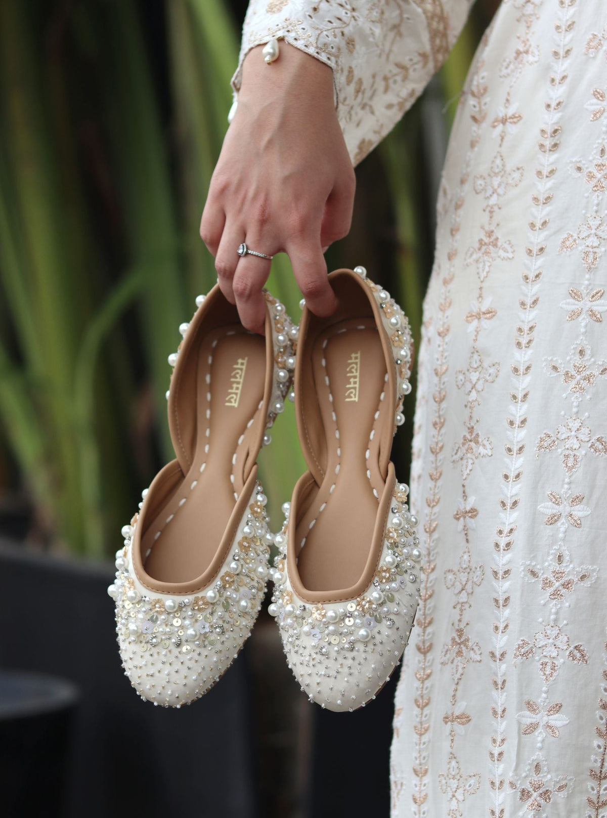 Aarohi Off-White Vegan Jutti