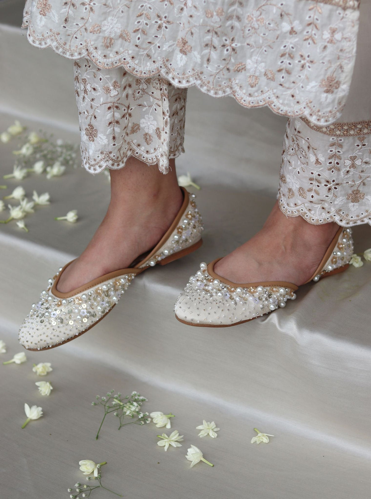 Aarohi Off-White Vegan Jutti