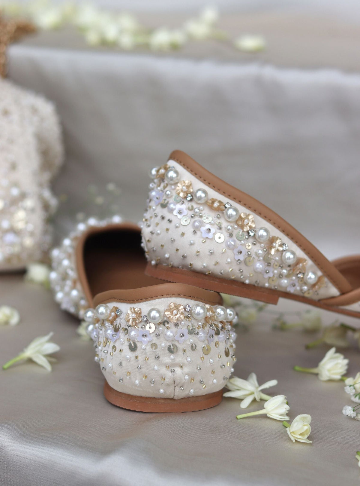 Aarohi Off-White Vegan Jutti