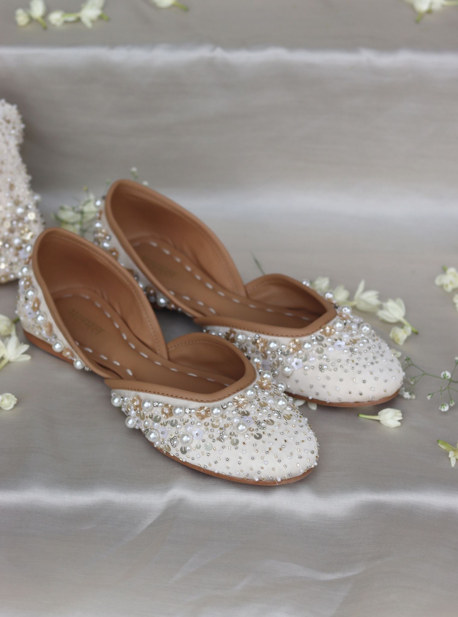 Aarohi Off-White Vegan Jutti