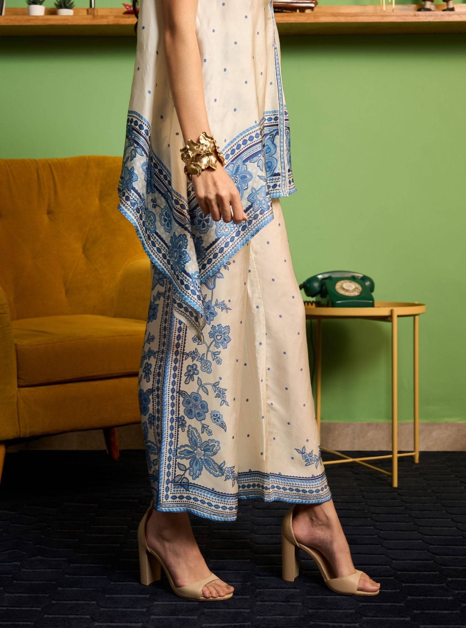 Saroja Cupro Satin Off White Printed Top Set With Cami