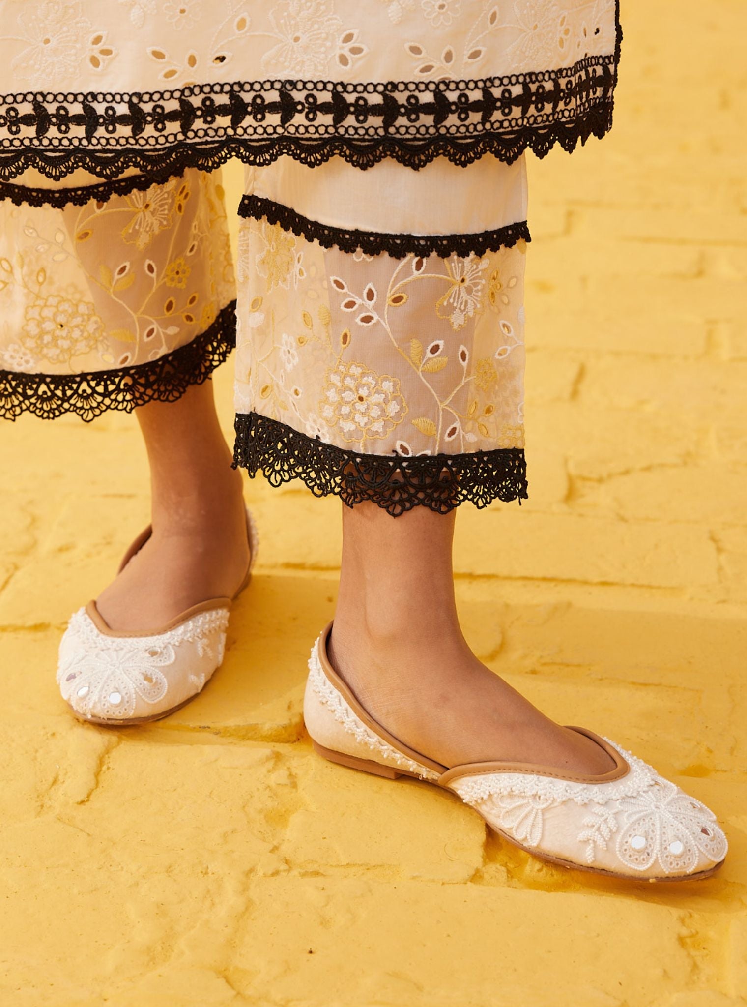 Komal White Vegan Jutti